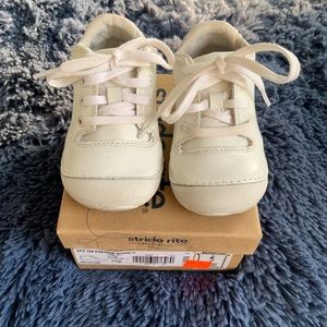 STRIDE RITE white walking shoes